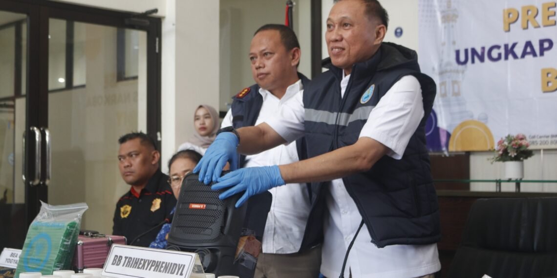 Kepala BNNP DIY, Faried Zulkarnain, menunjukkan barang bukti dalam kasus peredaran narkotika jenis sabu dan tembakau sintetis yang dilakukan tersangka MIJS (23), di kantor BNNP DIY, Rabu (20/5/2026).