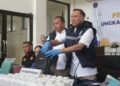 Kepala BNNP DIY, Faried Zulkarnain, menunjukkan barang bukti dalam kasus peredaran narkotika jenis sabu dan tembakau sintetis yang dilakukan tersangka MIJS (23), di kantor BNNP DIY, Rabu (20/5/2026).