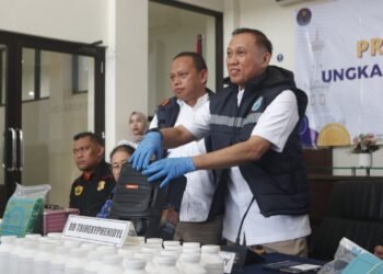 Kepala BNNP DIY, Faried Zulkarnain, menunjukkan barang bukti dalam kasus peredaran narkotika jenis sabu dan tembakau sintetis yang dilakukan tersangka MIJS (23), di kantor BNNP DIY, Rabu (20/5/2026).