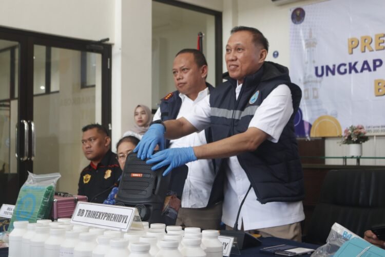 Kepala BNNP DIY, Faried Zulkarnain, menunjukkan barang bukti dalam kasus peredaran narkotika jenis sabu dan tembakau sintetis yang dilakukan tersangka MIJS (23), di kantor BNNP DIY, Rabu (20/5/2026).