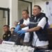Kepala BNNP DIY, Faried Zulkarnain, menunjukkan barang bukti dalam kasus peredaran narkotika jenis sabu dan tembakau sintetis yang dilakukan tersangka MIJS (23), di kantor BNNP DIY, Rabu (20/5/2026).