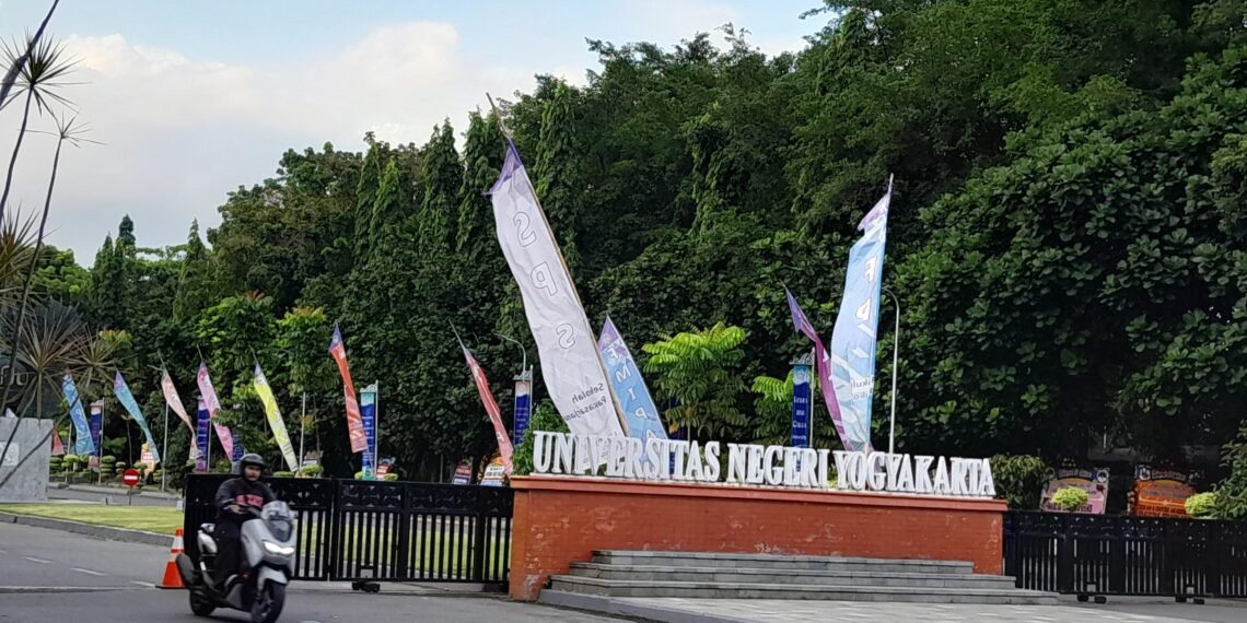 Seorang pengendara sepeda motor keluar dari gerbang kampus Universitas Negeri Yogyakarta (UNY), Kamis (28/5/2026).