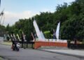 Seorang pengendara sepeda motor keluar dari gerbang kampus Universitas Negeri Yogyakarta (UNY), Kamis (28/5/2026).