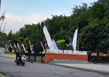 Seorang pengendara sepeda motor keluar dari gerbang kampus Universitas Negeri Yogyakarta (UNY), Kamis (28/5/2026).