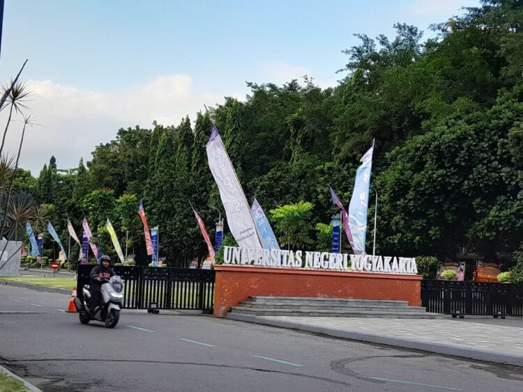 Seorang pengendara sepeda motor keluar dari gerbang kampus Universitas Negeri Yogyakarta (UNY), Kamis (28/5/2026).