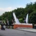 Seorang pengendara sepeda motor keluar dari gerbang kampus Universitas Negeri Yogyakarta (UNY), Kamis (28/5/2026).