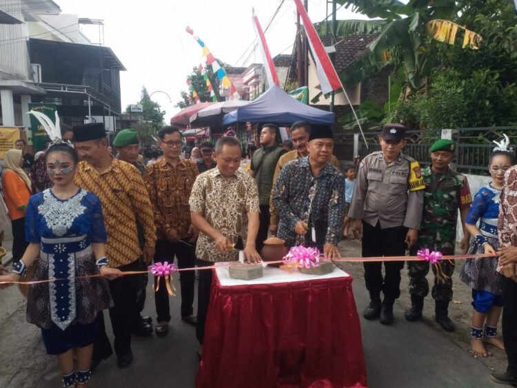 Resmikan Jalan di Gamping, Bupati Sleman Puji Semangat Gotong Royong Warga