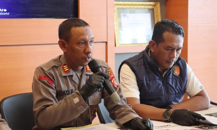 Kapolsek Kretek AKP Joko Mulyono saat rilis kasus kekerasan dalam rumah tangga di sebuah losmen di Parangtritis, Kretek, Bantul, DIY. (Polres Bantul)