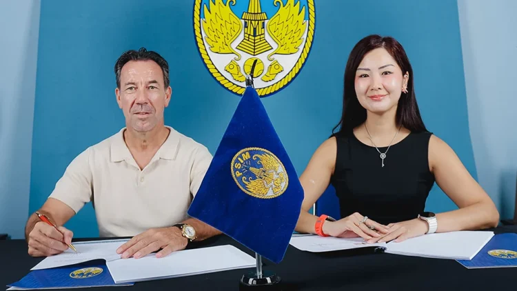 Pelatih PSIM, Jean-Paul van Gastel (kiri), menandatangani perpanjangan kontrak di klub untuk musim 2026/2027.