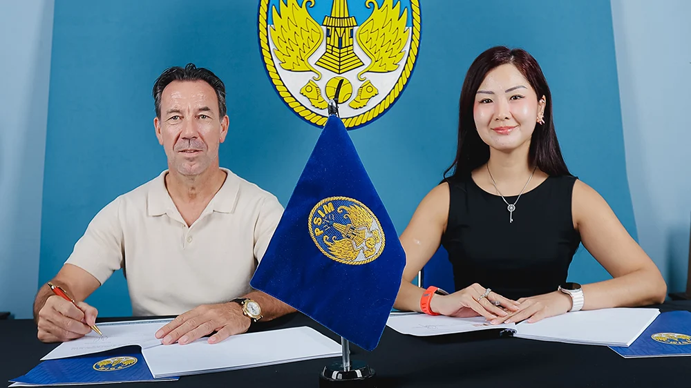 Pelatih PSIM, Jean-Paul van Gastel (kiri), menandatangani perpanjangan kontrak di klub untuk musim 2026/2027.