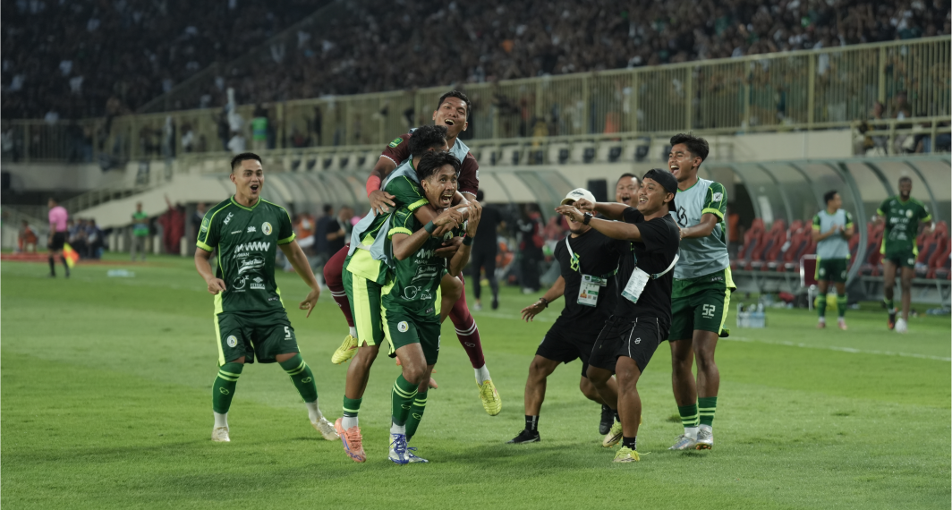 Para penggawa PSS Sleman merayakan gol indah Alda Alfareza yang menutup kemenangan skuat Super Elja atas PSIS Semarang sekaligus memastikan promosi ke Super League musim depan, Minggu (3/5/2026)