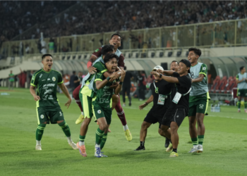 Para penggawa PSS Sleman merayakan gol indah Alda Alfareza yang menutup kemenangan skuat Super Elja atas PSIS Semarang sekaligus memastikan promosi ke Super League musim depan, Minggu (3/5/2026)
