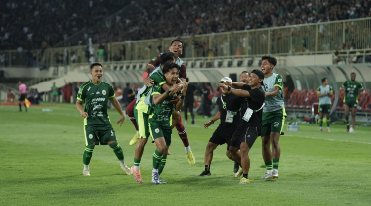 Para penggawa PSS Sleman merayakan gol indah Alda Alfareza yang menutup kemenangan skuat Super Elja atas PSIS Semarang sekaligus memastikan promosi ke Super League musim depan, Minggu (3/5/2026)