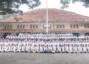 Para siswa SMA Negeri 3 Yogyakarta berpose di depan sekolah. SMA Negeri 3 Yogyakarta masuk jajaran SMA Negeri terbaik di Kota Yogyakarta