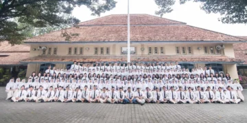 Para siswa SMA Negeri 3 Yogyakarta berpose di depan sekolah. SMA Negeri 3 Yogyakarta masuk jajaran SMA Negeri terbaik di Kota Yogyakarta