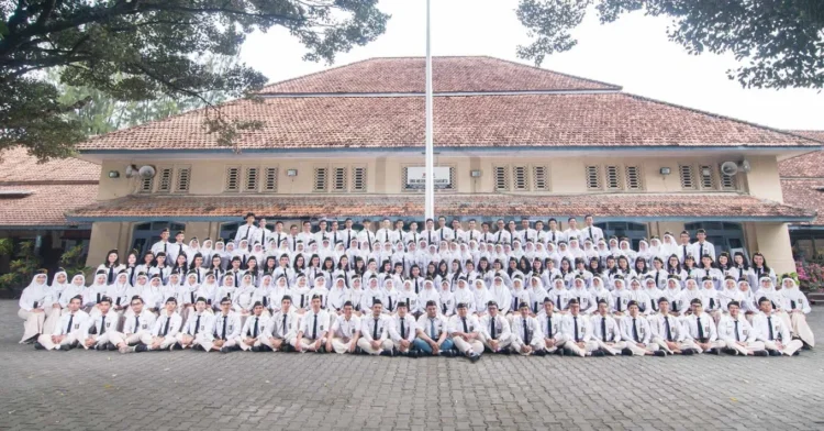 Para siswa SMA Negeri 3 Yogyakarta berpose di depan sekolah. SMA Negeri 3 Yogyakarta masuk jajaran SMA Negeri terbaik di Kota Yogyakarta
