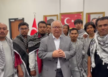 Kepala Perwakilan Konsulat Jenderal RI di Istanbul, Darianto Harsono, bersama 9 WNI relawan Flotilla.