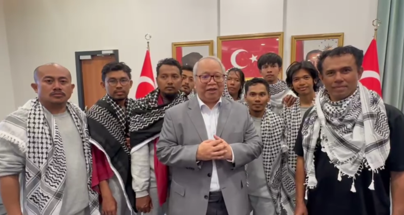 Kepala Perwakilan Konsulat Jenderal RI di Istanbul, Darianto Harsono, bersama 9 WNI relawan Flotilla.