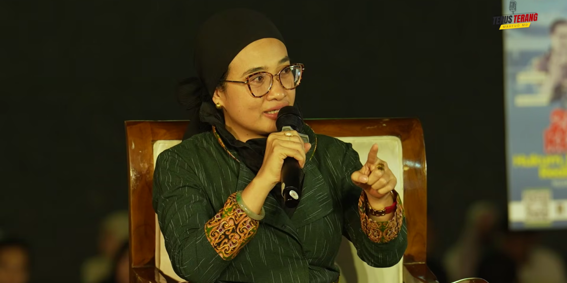 Sastrawan dan sosiolog, Okky Madasari, berbicara tentang praktik militerisme pada sejumlah aspek di ranah sipil dalam acara "Terus Terang Goes to Campus UII Yogyakarta #1".
