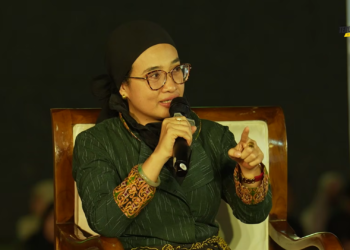 Sastrawan dan sosiolog, Okky Madasari, berbicara tentang praktik militerisme pada sejumlah aspek di ranah sipil dalam acara "Terus Terang Goes to Campus UII Yogyakarta #1".