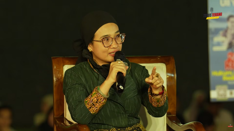 Sastrawan dan sosiolog, Okky Madasari, berbicara tentang praktik militerisme pada sejumlah aspek di ranah sipil dalam acara "Terus Terang Goes to Campus UII Yogyakarta #1".