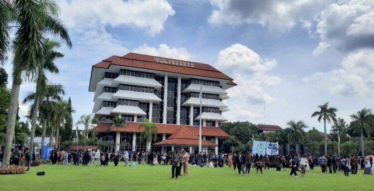 Suasana kampus UPN Veteran Yogyakarta.