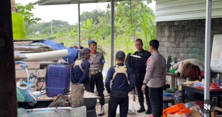 Tim Gagana Brimob Polda DIY melakukam identifikasi di lokasi kebakaran berulang di Padukuhan Kasuran, Margomulyo, Seyegan, Sleman, DIY, Sabtu (30/4/2026). (Instagram/@merapi_uncover)