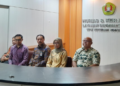 Wakil Rektor Bidang Kemahasiswaan, Alumni, dan Kerja Sama UPN Veteran Yogyakarta, Dr Hendro Widjanarko, dan jajarannya saat memberikan keterangan pers kepada awak media di gedung rektorat UPN Veteran Yogyakarta, Jumat (22/5/2026).