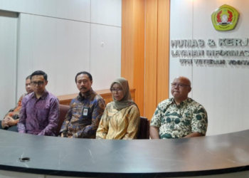 Wakil Rektor Bidang Kemahasiswaan, Alumni, dan Kerja Sama UPN Veteran Yogyakarta, Dr Hendro Widjanarko, dan jajarannya saat memberikan keterangan pers kepada awak media di gedung rektorat UPN Veteran Yogyakarta, Jumat (22/5/2026).
