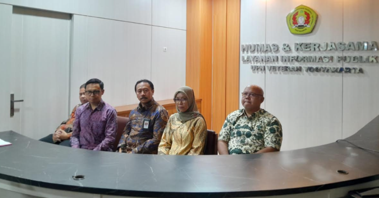 Wakil Rektor Bidang Kemahasiswaan, Alumni, dan Kerja Sama UPN Veteran Yogyakarta, Dr Hendro Widjanarko, dan jajarannya saat memberikan keterangan pers kepada awak media di gedung rektorat UPN Veteran Yogyakarta, Jumat (22/5/2026).