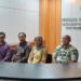 Wakil Rektor Bidang Kemahasiswaan, Alumni, dan Kerja Sama UPN Veteran Yogyakarta, Dr Hendro Widjanarko, dan jajarannya saat memberikan keterangan pers kepada awak media di gedung rektorat UPN Veteran Yogyakarta, Jumat (22/5/2026).