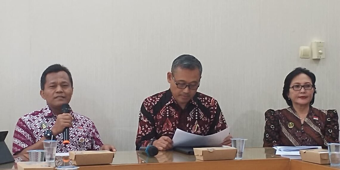 Kepala Dinas Pangan dan Pertanian (DPP) Kota Yogyakarta, Sukidi (kiri), menyebut bahwa para penjual dan panitia penyembelihan hewan kurban diminta mengelola limbah sampah secara mandiri, saat ditemui di Balaikota Yogyakarta, Selasa (12/5/2026).