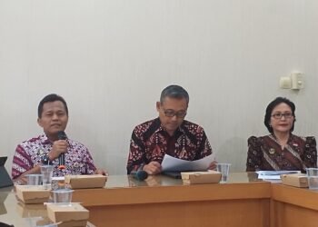 Kepala Dinas Pangan dan Pertanian (DPP) Kota Yogyakarta, Sukidi (kiri), menyebut bahwa para penjual dan panitia penyembelihan hewan kurban diminta mengelola limbah sampah secara mandiri, saat ditemui di Balaikota Yogyakarta, Selasa (12/5/2026).