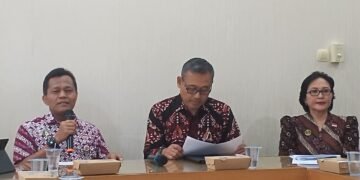 Kepala Dinas Pangan dan Pertanian (DPP) Kota Yogyakarta, Sukidi (kiri), menyebut bahwa para penjual dan panitia penyembelihan hewan kurban diminta mengelola limbah sampah secara mandiri, saat ditemui di Balaikota Yogyakarta, Selasa (12/5/2026).