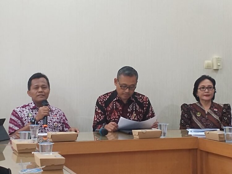 Kepala Dinas Pangan dan Pertanian (DPP) Kota Yogyakarta, Sukidi (kiri), menyebut bahwa para penjual dan panitia penyembelihan hewan kurban diminta mengelola limbah sampah secara mandiri, saat ditemui di Balaikota Yogyakarta, Selasa (12/5/2026).