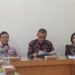 Kepala Dinas Pangan dan Pertanian (DPP) Kota Yogyakarta, Sukidi (kiri), menyebut bahwa para penjual dan panitia penyembelihan hewan kurban diminta mengelola limbah sampah secara mandiri, saat ditemui di Balaikota Yogyakarta, Selasa (12/5/2026).
