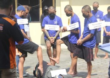 Rekonstruksi pengeroyokan yang meyebabkan meninggalnya remaja berinisial IDS (16) asal Kapanewon Pandak, Bantul di Mapolres Bantul, Selasa (12/5/2026).