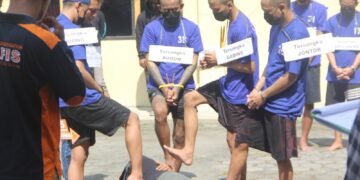 Rekonstruksi pengeroyokan yang meyebabkan meninggalnya remaja berinisial IDS (16) asal Kapanewon Pandak, Bantul di Mapolres Bantul, Selasa (12/5/2026).