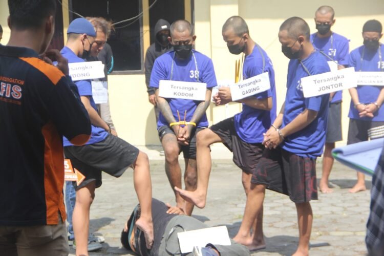 Rekonstruksi pengeroyokan yang meyebabkan meninggalnya remaja berinisial IDS (16) asal Kapanewon Pandak, Bantul di Mapolres Bantul, Selasa (12/5/2026).