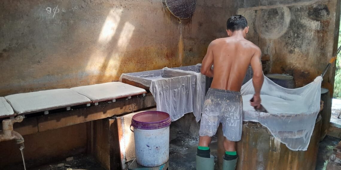 Aktivitas perajin tahu di tempat produksi tahu Bu Sum, Kelurahan Gedongkiwo, Kemantren Mantrijeron, Kota Yogyakarta, Rabu (13/5/2026).