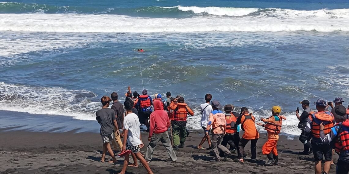 Petugas SAR gabungan melakukan evakuasi terhadap jenazah nelayan korban kecelakaan kapal di kawasan Pantai Baru, Bantul, Kamis (14/5/2026)