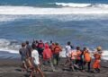 Petugas SAR gabungan melakukan evakuasi terhadap jenazah nelayan korban kecelakaan kapal di kawasan Pantai Baru, Bantul, Kamis (14/5/2026)