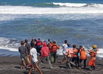 Petugas SAR gabungan melakukan evakuasi terhadap jenazah nelayan korban kecelakaan kapal di kawasan Pantai Baru, Bantul, Kamis (14/5/2026)