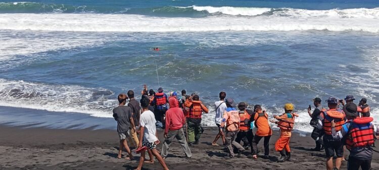 Petugas SAR gabungan melakukan evakuasi terhadap jenazah nelayan korban kecelakaan kapal di kawasan Pantai Baru, Bantul, Kamis (14/5/2026)