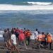 Petugas SAR gabungan melakukan evakuasi terhadap jenazah nelayan korban kecelakaan kapal di kawasan Pantai Baru, Bantul, Kamis (14/5/2026)