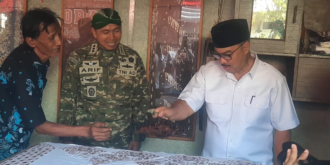 Wali Kota Yogyakarta, Hasto Wardoyo, saat mencoba cap batik di Koperasi Merah Putih Gunungketur, Kota Yogyakarta, Sabtu (16/4/2026).