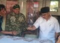 Wali Kota Yogyakarta, Hasto Wardoyo, saat mencoba cap batik di Koperasi Merah Putih Gunungketur, Kota Yogyakarta, Sabtu (16/4/2026).
