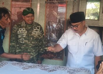 Wali Kota Yogyakarta, Hasto Wardoyo, saat mencoba cap batik di Koperasi Merah Putih Gunungketur, Kota Yogyakarta, Sabtu (16/4/2026).