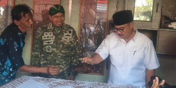 Wali Kota Yogyakarta, Hasto Wardoyo, saat mencoba cap batik di Koperasi Merah Putih Gunungketur, Kota Yogyakarta, Sabtu (16/4/2026).