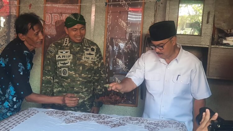Wali Kota Yogyakarta, Hasto Wardoyo, saat mencoba cap batik di Koperasi Merah Putih Gunungketur, Kota Yogyakarta, Sabtu (16/4/2026).